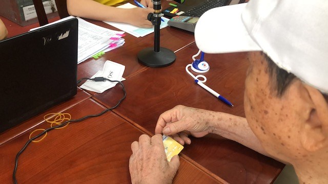 Elderly people receive pension benefits. Illustration photo: Bao Han