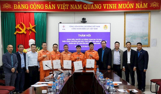 Leaders of Vietnam Electricity Trade Union give Tet gifts to workers. Photo: Luong Nguyen