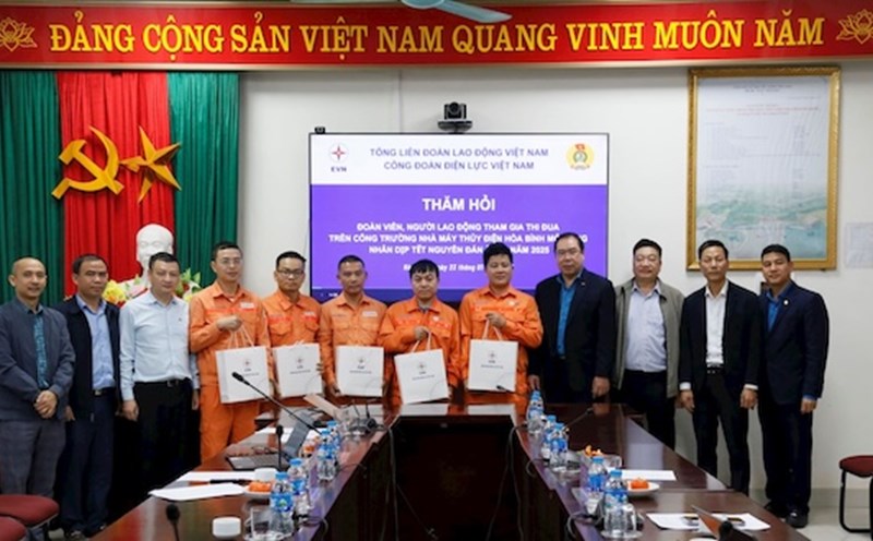 Leaders of Vietnam Electricity Trade Union give Tet gifts to workers. Photo: Luong Nguyen
