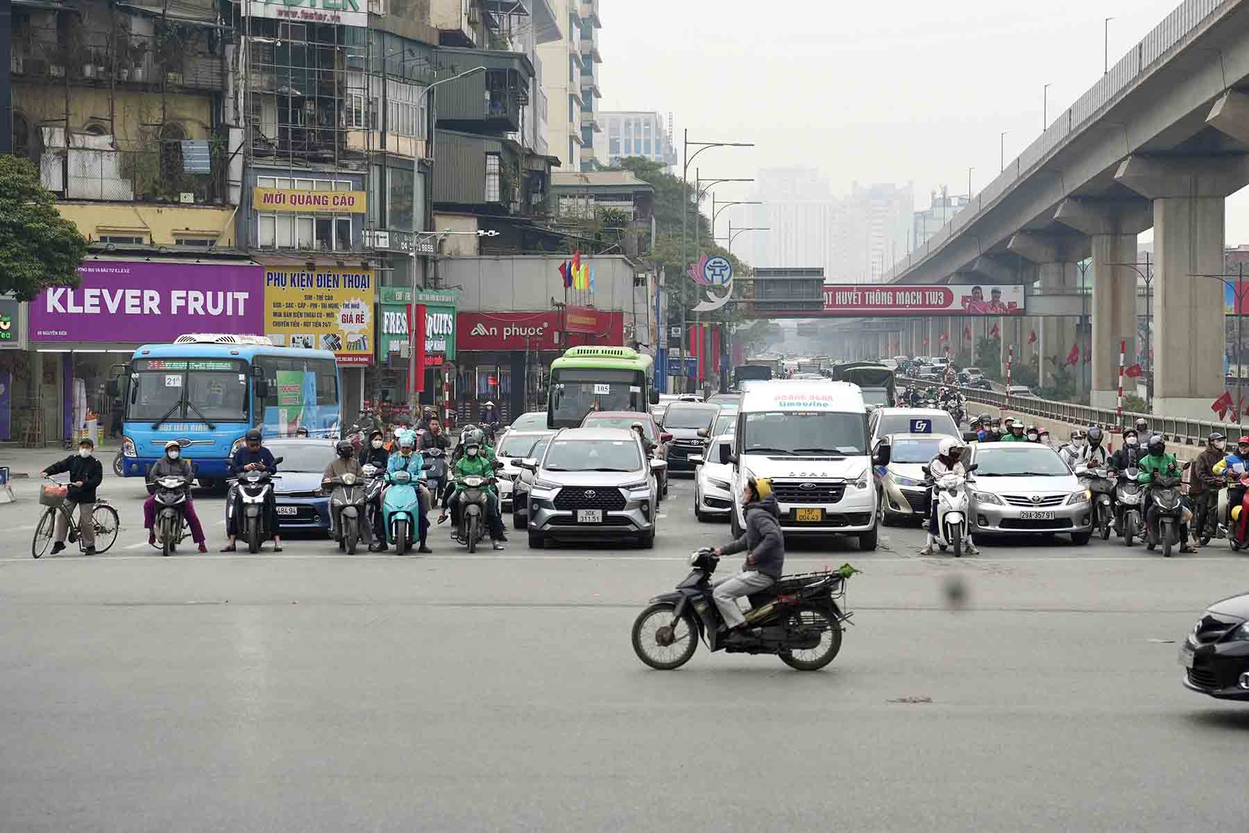 Many vehicles obey the red light signal at Thanh Xuan intersection, Hanoi. Photo: Huu Chanh