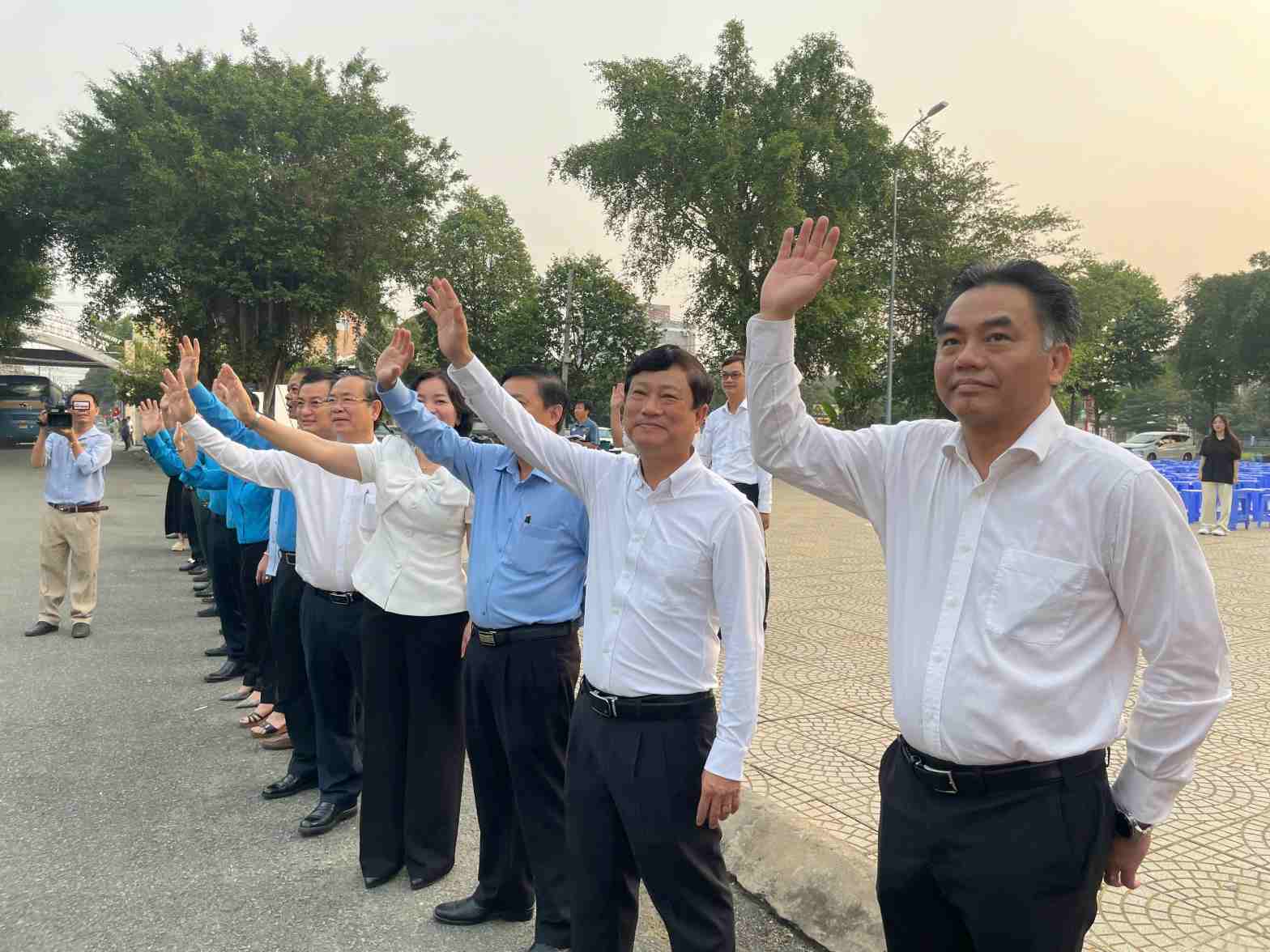 Binh Duong province leaders send workers home for Tet. Photo: Dinh Trong
