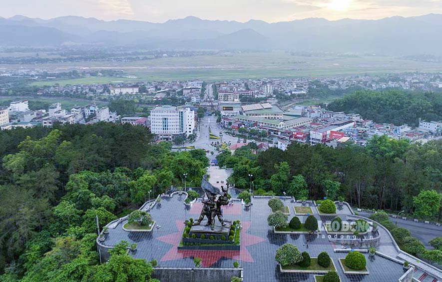 Nam 2024 danh dau mot buoc ngoat quan trong ve ha tang, canh quan do thi tai TP Dien Bien Phu. Hang loat cong trinh huong den Ky niem 70 nam Chien thang Dien Bien Phu (7.5.1954 - 7.5.2024) duoc xay dung.