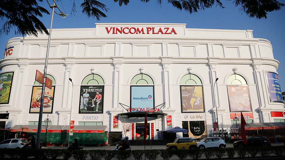 Vincom Plaza Dien Bien Phu toa lac tai khu vuc trung tam thanh pho, nam sat canh Quang truong 7/5, duoc khai truong vao cuoi thang 6.2024. Voi quy mo dien tich 12.000m2, gom 4 tang thuong mai, day la dia diem mua sam, giai tri moi co quy mo lon tai dia phuong.