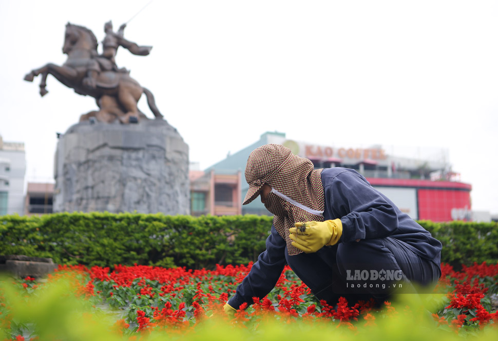 Ms. Nguyen Thi Nhan, a worker at Quy Nhon Urban Environment Joint Stock Company (Binh Dinh) takes care of flowers at the Quang Trung Monument. Photo: Hoai Luan