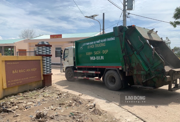 Garbage trucks enter An Hiep landfill. Photo: Thanh Nhan