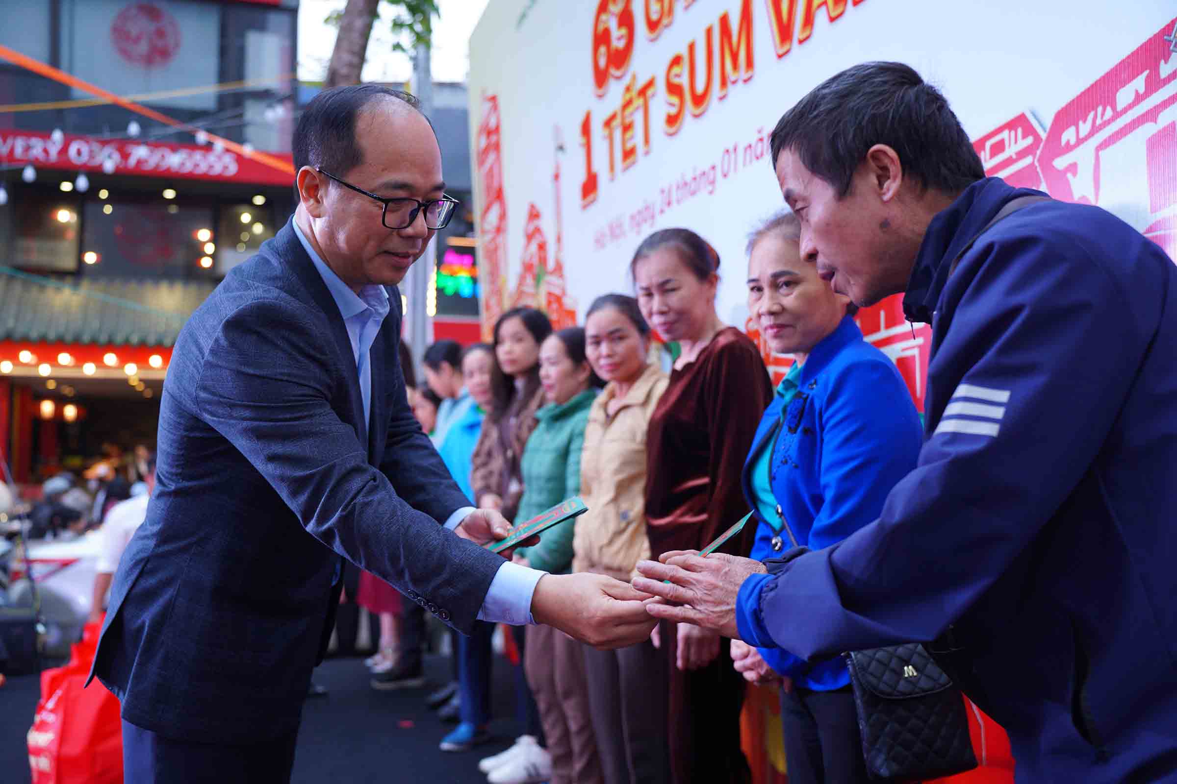 Journalist Nguyen Manh Hung - Editor-in-Chief of Tuoi Tre Thu Do newspaper presented gifts to workers at the program "63 Connections - 1 Happy Tet".