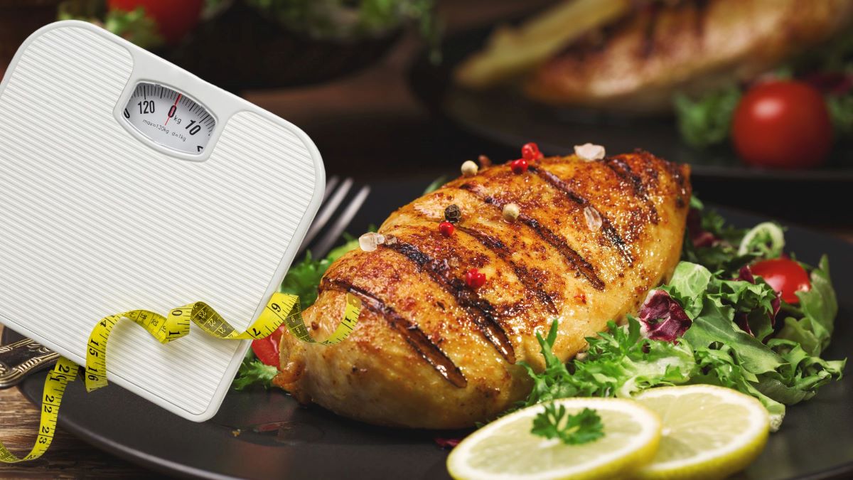 Choose grilled chicken instead of fried chicken to reduce fat and lose weight. Graphics: Thanh Thanh