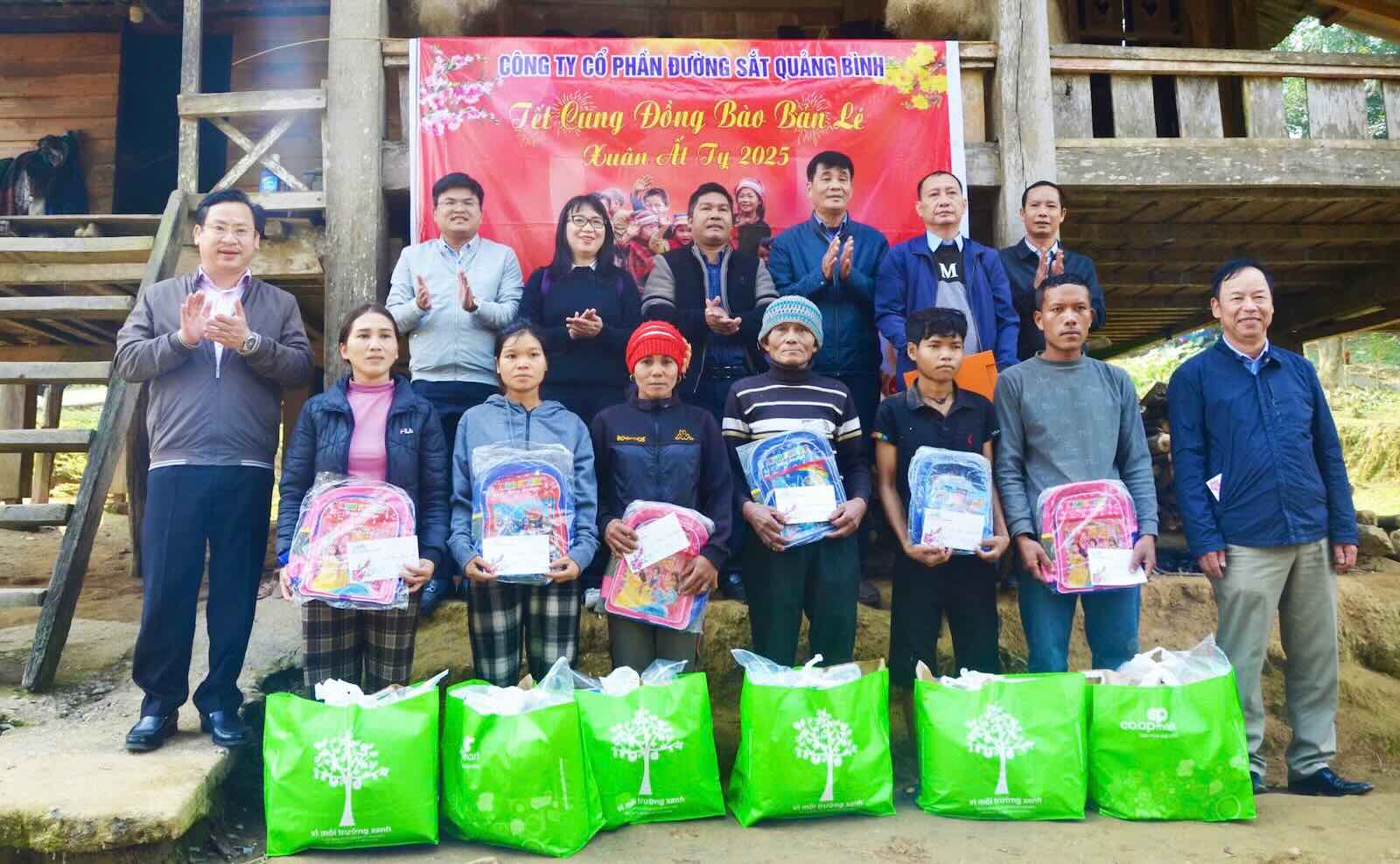 Gifts to the people of Quang Binh mountainous region. Photo: Huyen Trang