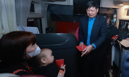 Phó Chủ tịch Tổng LĐLĐVN Phan Văn Anh  mừng tuổi con chị Nguyễn Thị Xuân, động viên gia đình về quê đón Tết an toàn, vui tươi và trở lại làm việc theo đúng quy định. Ảnh: Hải Nguyễn