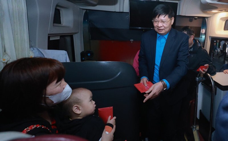 Vice President of the Vietnam General Confederation of Labor Phan Van Anh congratulated Nguyen Thi Xuan's children, encouraged the family to return home to celebrate Tet safely and happily and return to work according to regulations. Photo: Hai Nguyen