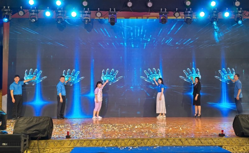 Opening ceremony of the program "Workers' families celebrate Tet with the City". Photo: Nam Duong