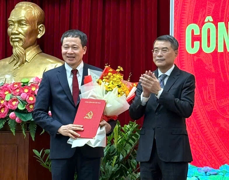 Mr. Le Minh Hung - Head of the Central Organizing Committee presented the decision and flowers to congratulate Dong Nai Provincial Party Secretary Vu Hong Van. Photo: Contributor