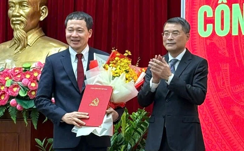 Mr. Le Minh Hung - Head of the Central Organizing Committee presented the decision and flowers to congratulate Dong Nai Provincial Party Secretary Vu Hong Van. Photo: Contributor