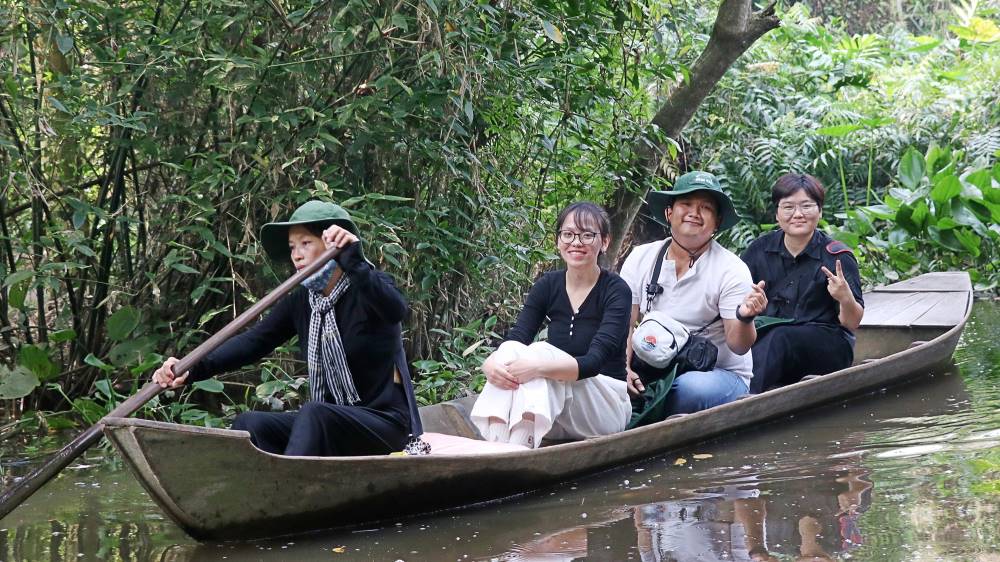 Tet holiday in Xeo Quit, Dong Thap, enjoy rowing a boat