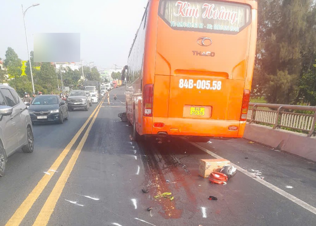 Scene of a traffic accident right on the slope of Rach Mieu bridge (in My Tho city, Tien Giang province) that killed one person. Photo: Thanh Nhan