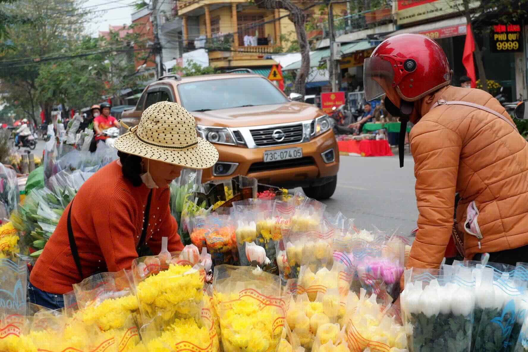 Giá hoa tại chợ Đồng Hới có giảm so với năm ngoái. Ảnh: Nguyễn Khánh