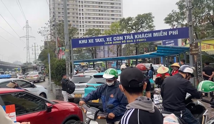 People flock to My Dinh bus station to return home for Tet