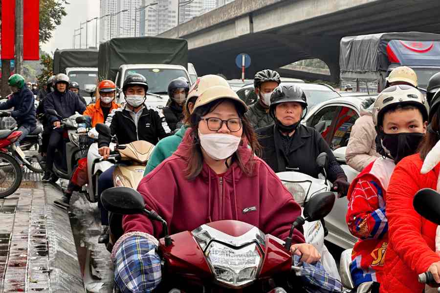 Tai khu vuc nga tu Khuat Duy Tien huong di Nguyen Xien, luu luong phuong tien tham gia giao thong un tai nga tu den do.