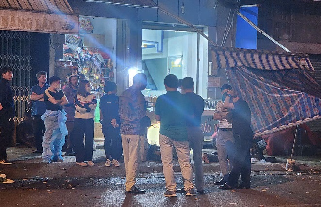 The scene where the man fell from the third floor of a gold shop to the ground and died. Photo: Bao Trung