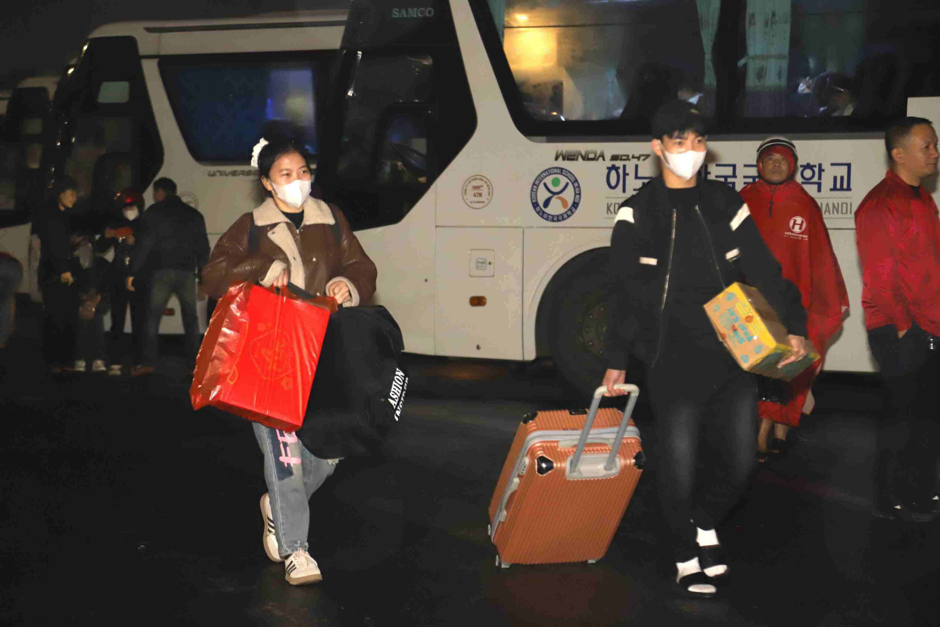 Workers from Hanoi's industrial and export processing zones return home to celebrate Tet by free transport provided by the Trade Union on the morning of January 25, the 26th of the 12th lunar month of Giap Thin. Photo: Manh Quan