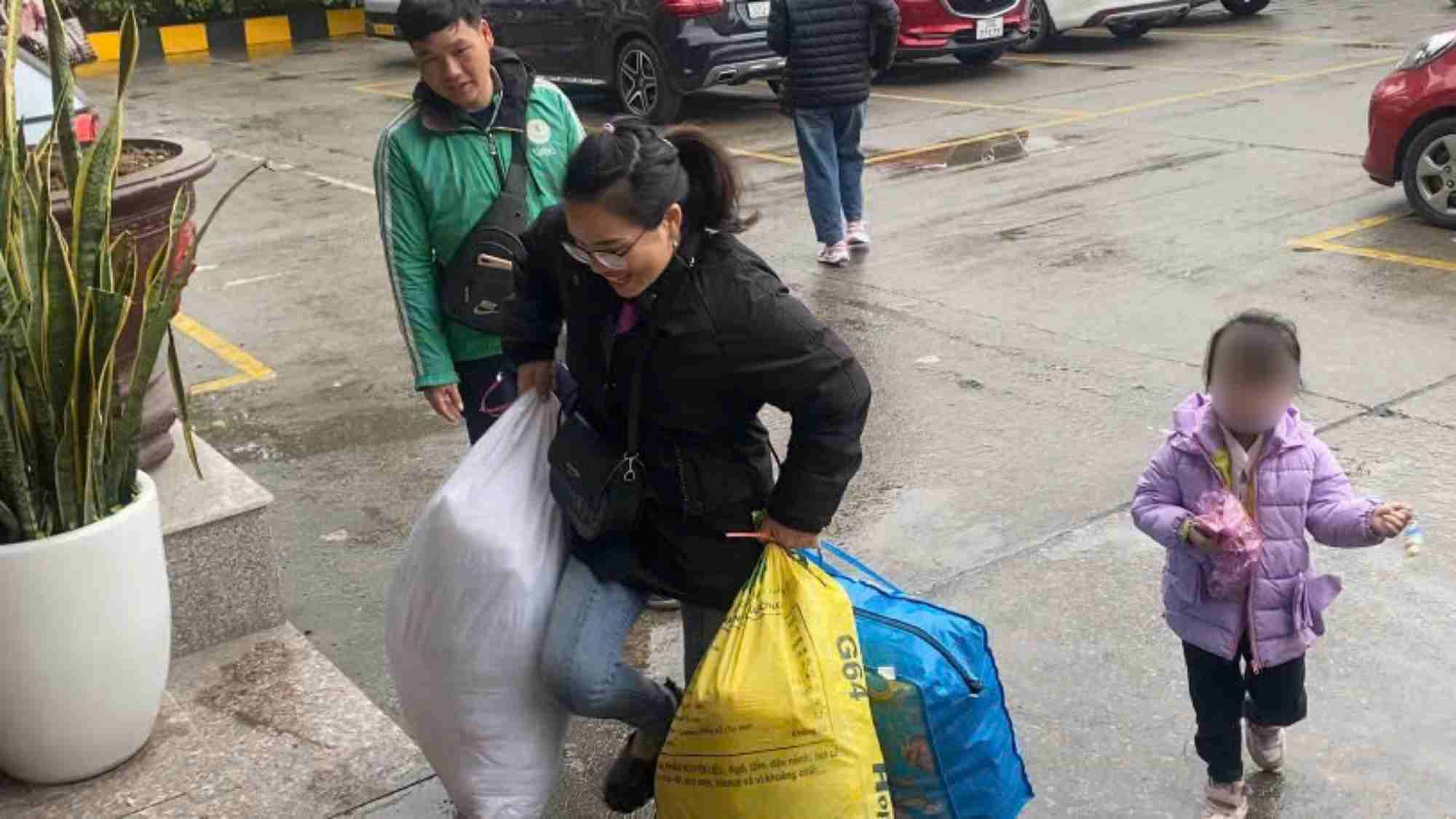 Ba Nguyen Thi Phuong (Thai Binh) cho biet, sau mot nam di lam xa gia dinh nen hom nay toi rat vui duoc ve que an Tet. Hom nay, luong nguoi do ve ben xe My Dinh rat dong nen toi cung phai cho kha lau.