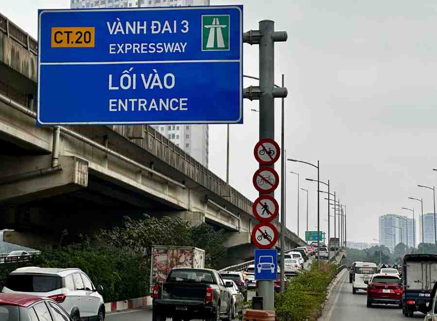 Cac phuong tien di chuyen cham o loi vao vanh dai 3 tren cao (khu vuc Linh Dam).