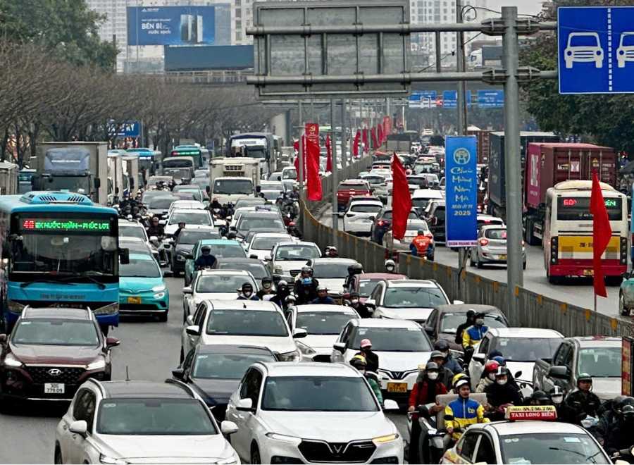 Theo ghi nhan hon 11h trua, luong phuong tien di chuyen tu noi thanh Ha Noi ve huong Thanh Tri van dong duc.