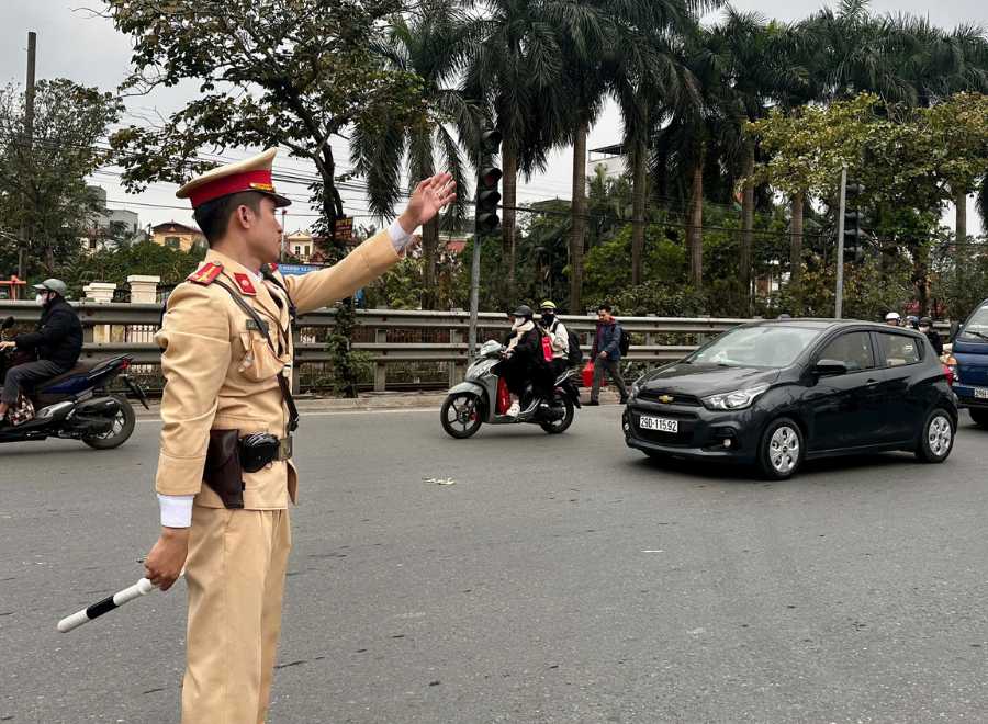 Theo dai dien Doi canh sat giao thong 14, phong CSGT cong an Thanh pho Ha Noi, du doan luong phuong tien giao thong trong ngay dau tien nghi Tet lon nen ngay tu 6h sang, luc luong canh sat giao thong da co mat tai khu vuc duong Ngoc Hoi (Hoang Mai) de dieu tiet giao thong, dam bao cac phuong tien di chuyen de dang.