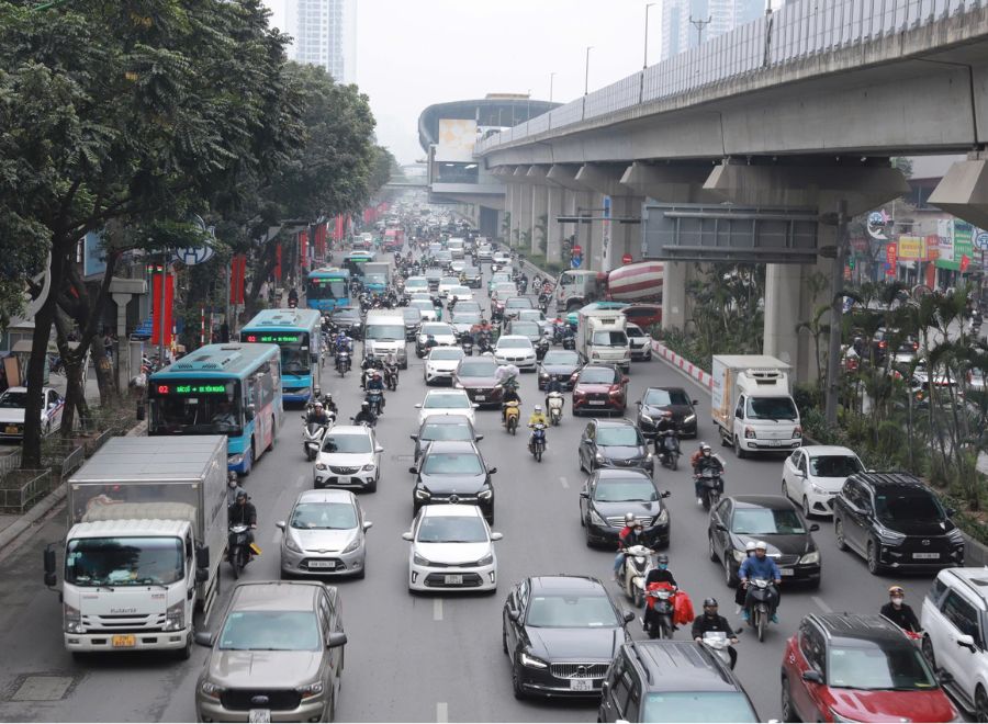 Khoang 11h40, tai duong Nguyen Trai (Thanh Xuan, Ha Noi), mat do phuong tien dong  nhung khong xay ra tinh trang un tac.