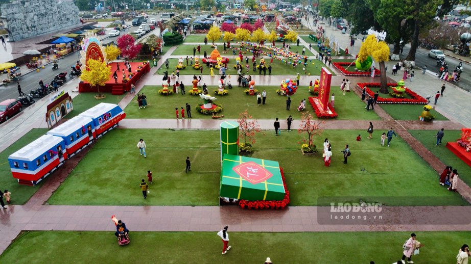 Bustling at the hundred-billion-dong cultural space in the heart of Thai Nguyen City. Photo: Nguyen Hoan.
