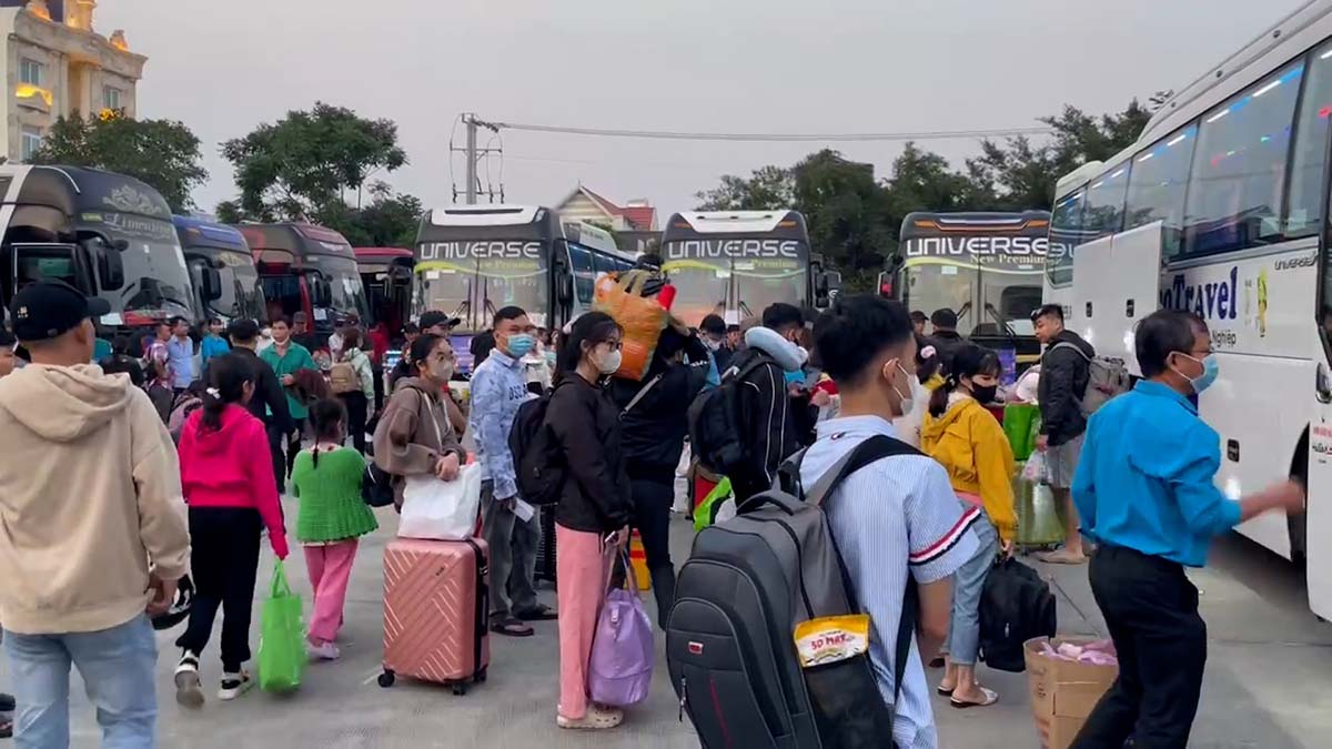 More than 1,000 workers returned home for Tet thanks to the Union bus. Photo: Dinh Trong