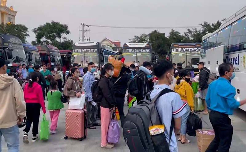 More than 1,000 workers returned home for Tet thanks to the Union bus. Photo: Dinh Trong