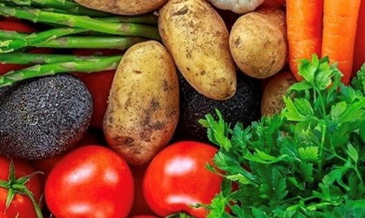 Bổ sung nhiều loại rau củ quả vào chế độ ăn Tết để duy trì cân nặng, thậm chí là giảm cân. Ảnh: Nghĩa Thanh