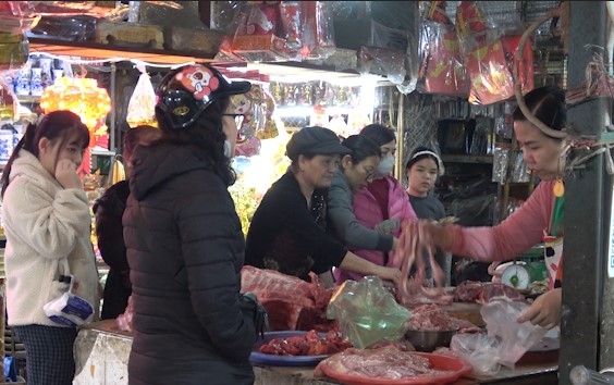 Food prices increase sharply during Tet, people line up to buy