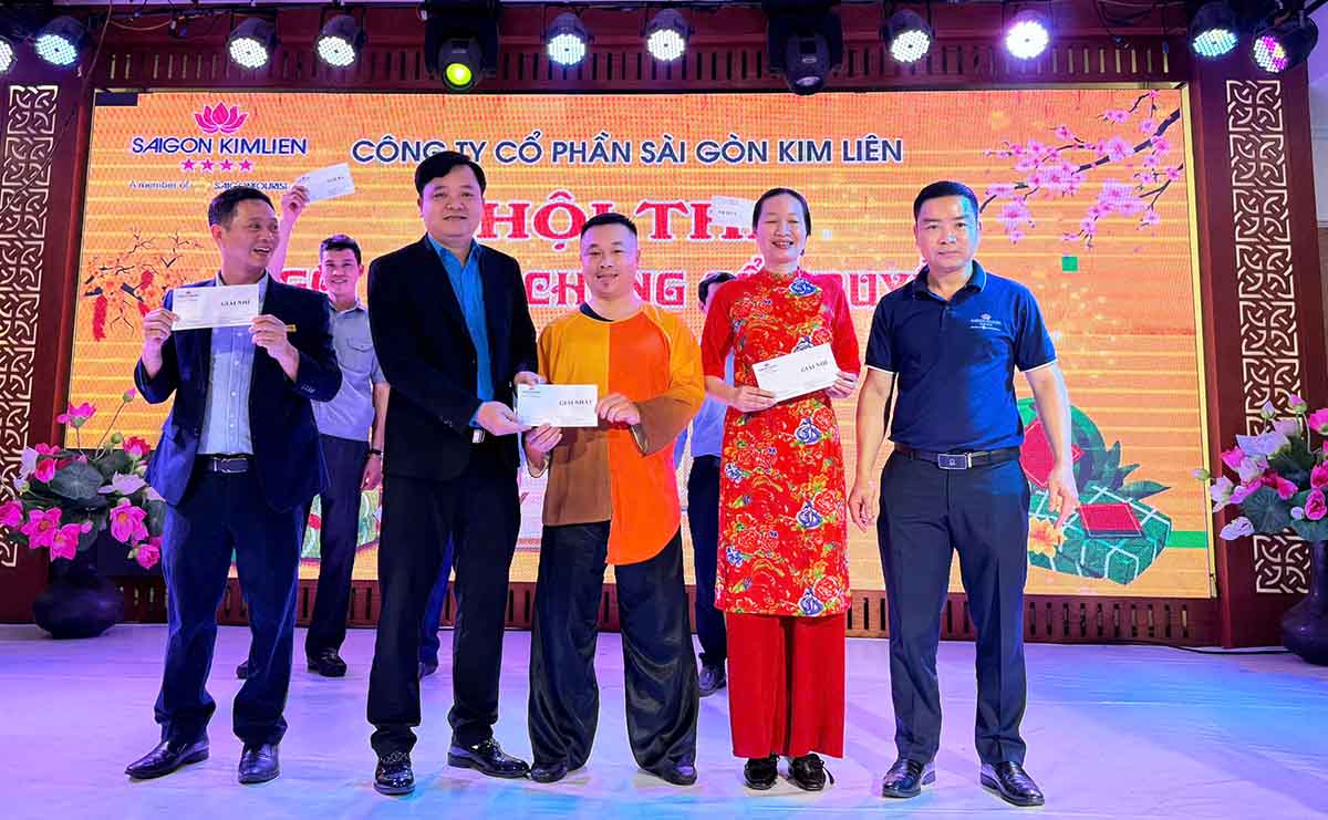Chairman of Nghe An Industry and Trade Union Pham Thanh Tung awarded the first prize and two second prizes to the teams. Photo: Nhu Y