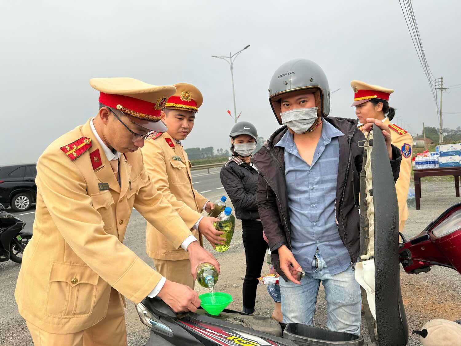 Police force refueling vehicles for people returning home for Tet. Photo: Tran Hong.