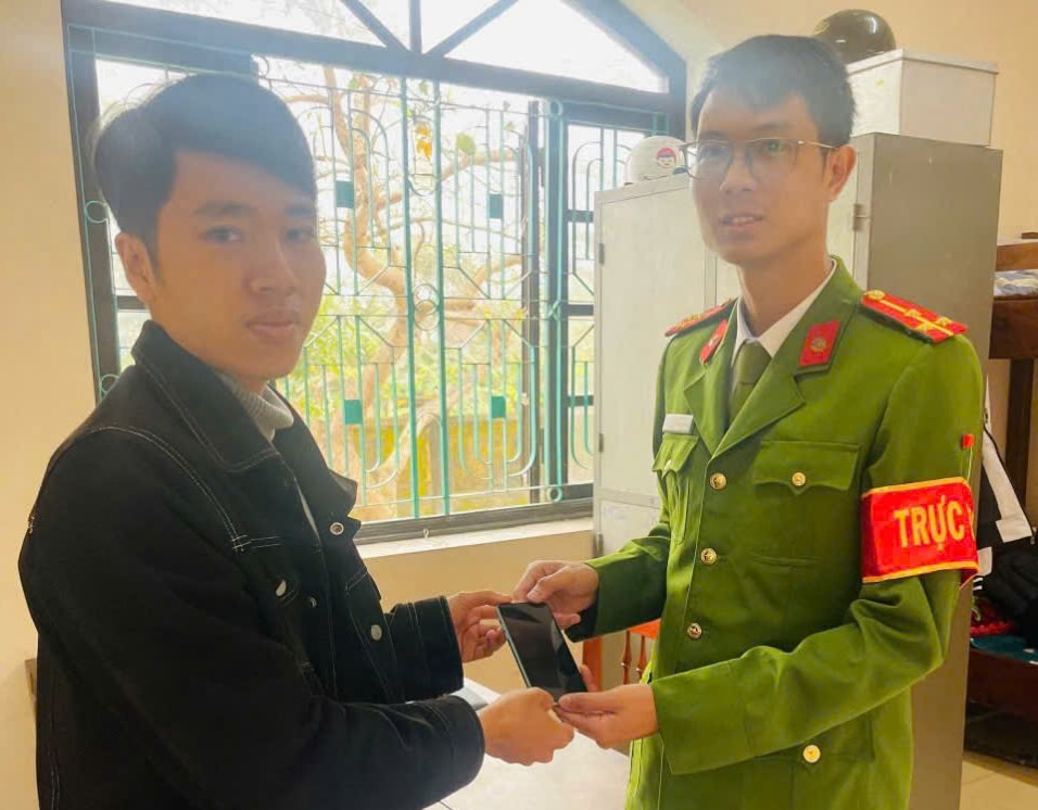 Nhat duoc cua roi giao cong an tra nguoi mat. Anh: Tran Hong.