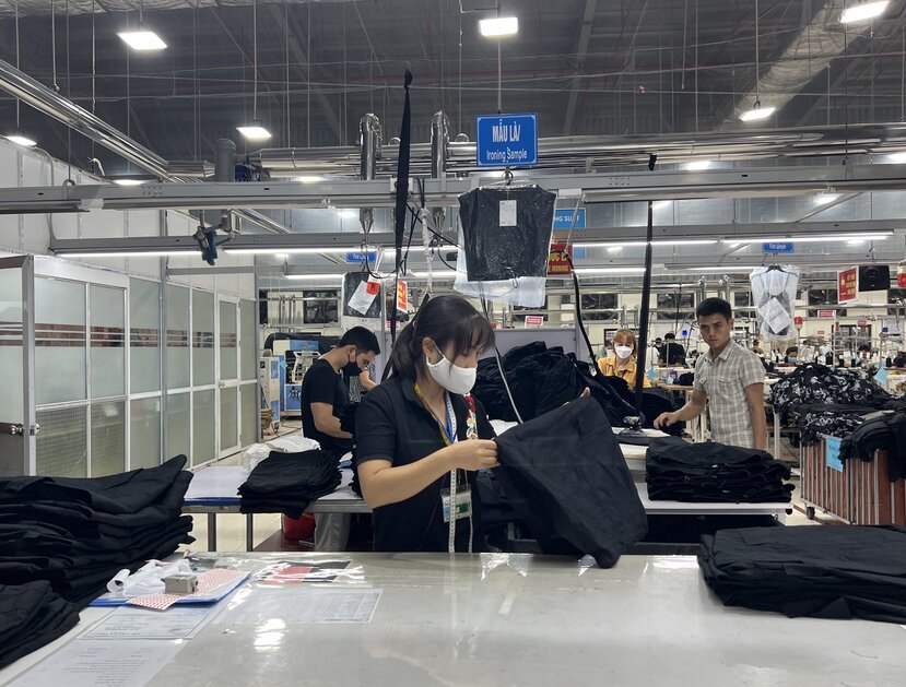 As Lunar New Year 2025 approaches, workers are still working overtime until late at night to increase their income. Photo: Minh Huong.