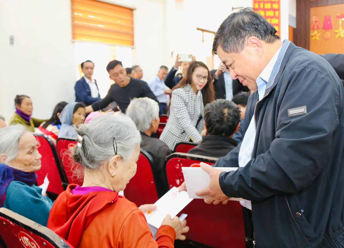 Minister of Planning and Investment Nguyen Chi Dung presents gifts to the poor in Ha Tinh. Photo: Ha Thach.