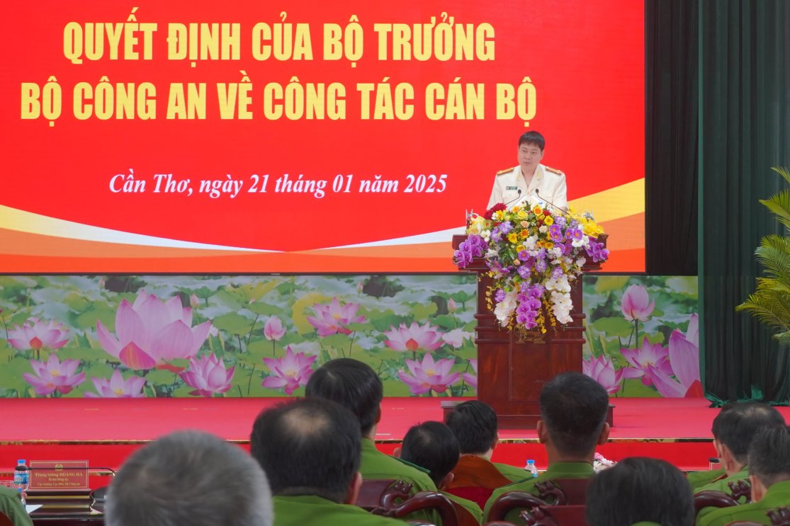 Deputy Director of Can Tho City Police Dinh Tung An speaks after receiving the appointment decision. Photo: Ta Quang