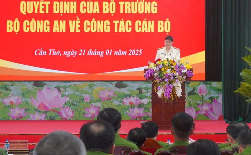 Deputy Director of Can Tho City Police Dinh Tung An speaks after receiving the appointment decision. Photo: Ta Quang