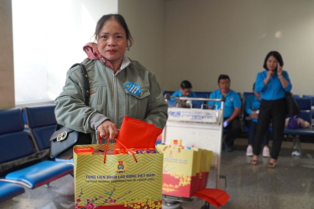 Ms. Nguyen Thi Quyen is about to reunite with her relatives in her hometown after 36 years apart. Photo: Anh Tu