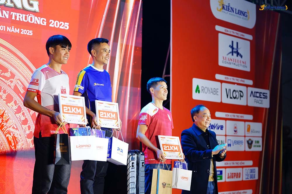 Trao giai cho cac van dong vien xuat sac cua giai chay. Anh: Anh Han