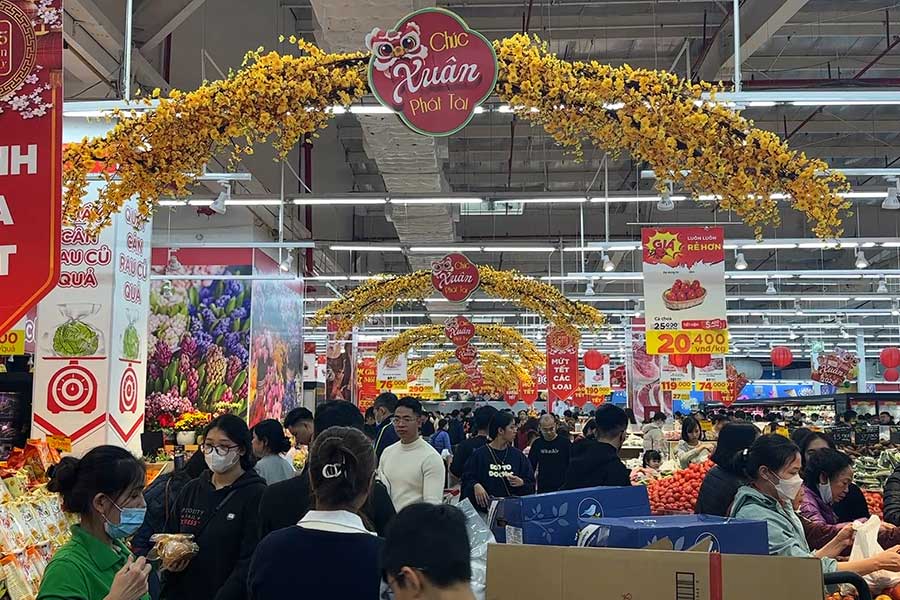 Hanoi: On the first day of Tet holiday, supermarkets are packed with shoppers