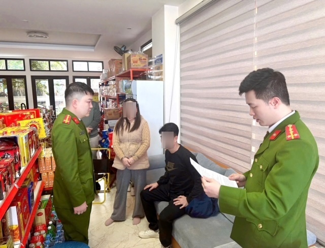 Cơ quan Cảnh sát điều tra Công an tỉnh Quảng Ninh thi hành Lệnh bắt bị can để tạm giam đối với Đinh Thị Hạnh về hành vi lừa đảo chiếm đoạt tài sản. Ảnh: Công an Quảng Ninh