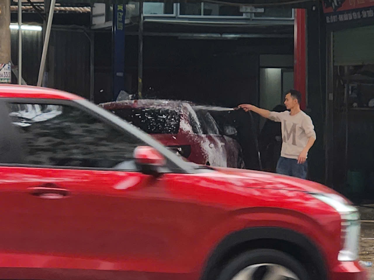 Giá rửa xe ngày 26 Tết gần như không tăng so với ngày thường. Ảnh: Quỳnh Chi