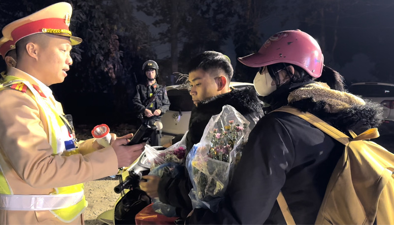 Traffic police force, Hoa Binh Provincial Police ensure traffic safety on National Highway 6. Photo: Khanh Linh