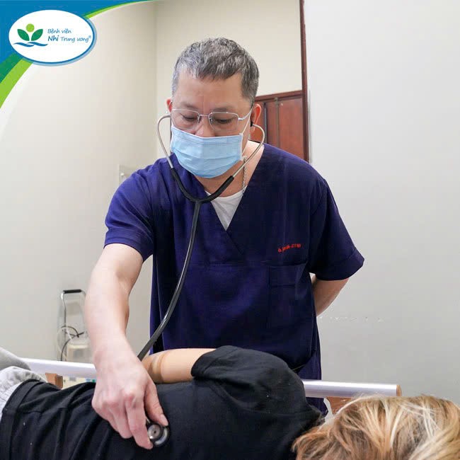 Associate Professor, Dr. Ta Anh Tuan, Head of the Department of Internal Medicine Intensive Care, is examining a child patient with malignant malaria. Photo: BVCC