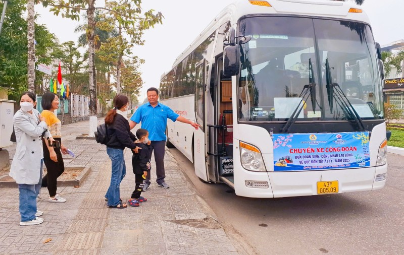 Quang Nam organizes 4 Union buses to bring workers from far away home to celebrate Tet. Photo: Hoang Bin