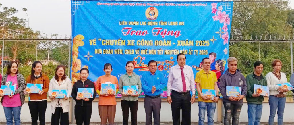 Trao tặng vé “Chuyến xe Công đoàn – Xuân năm 2025” cho đoàn viên, người lao động. Ảnh: LĐLĐ tỉnh Long An